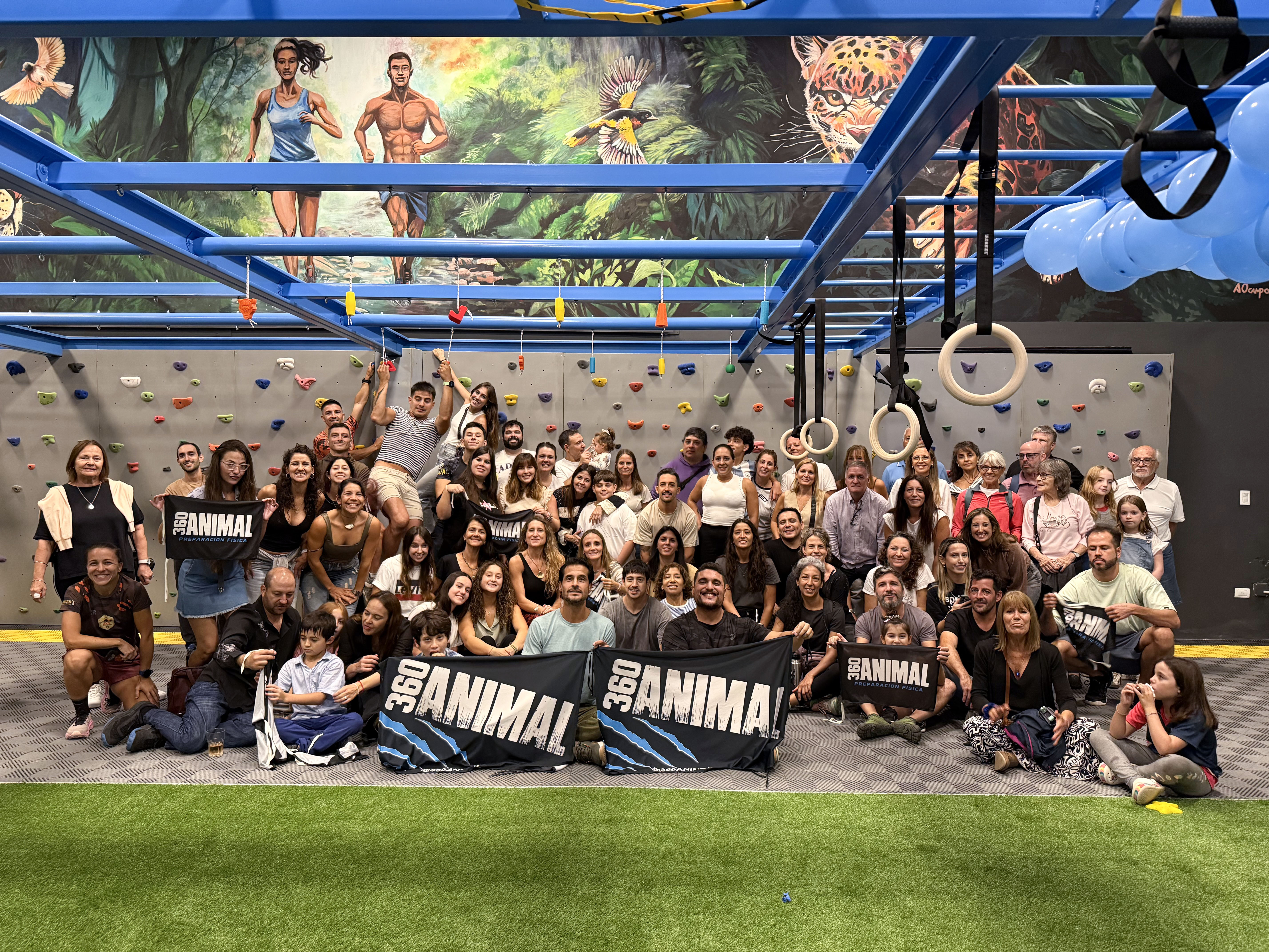 Fachada nocturna de 360ANIMAL con estructura de acero y vidrio