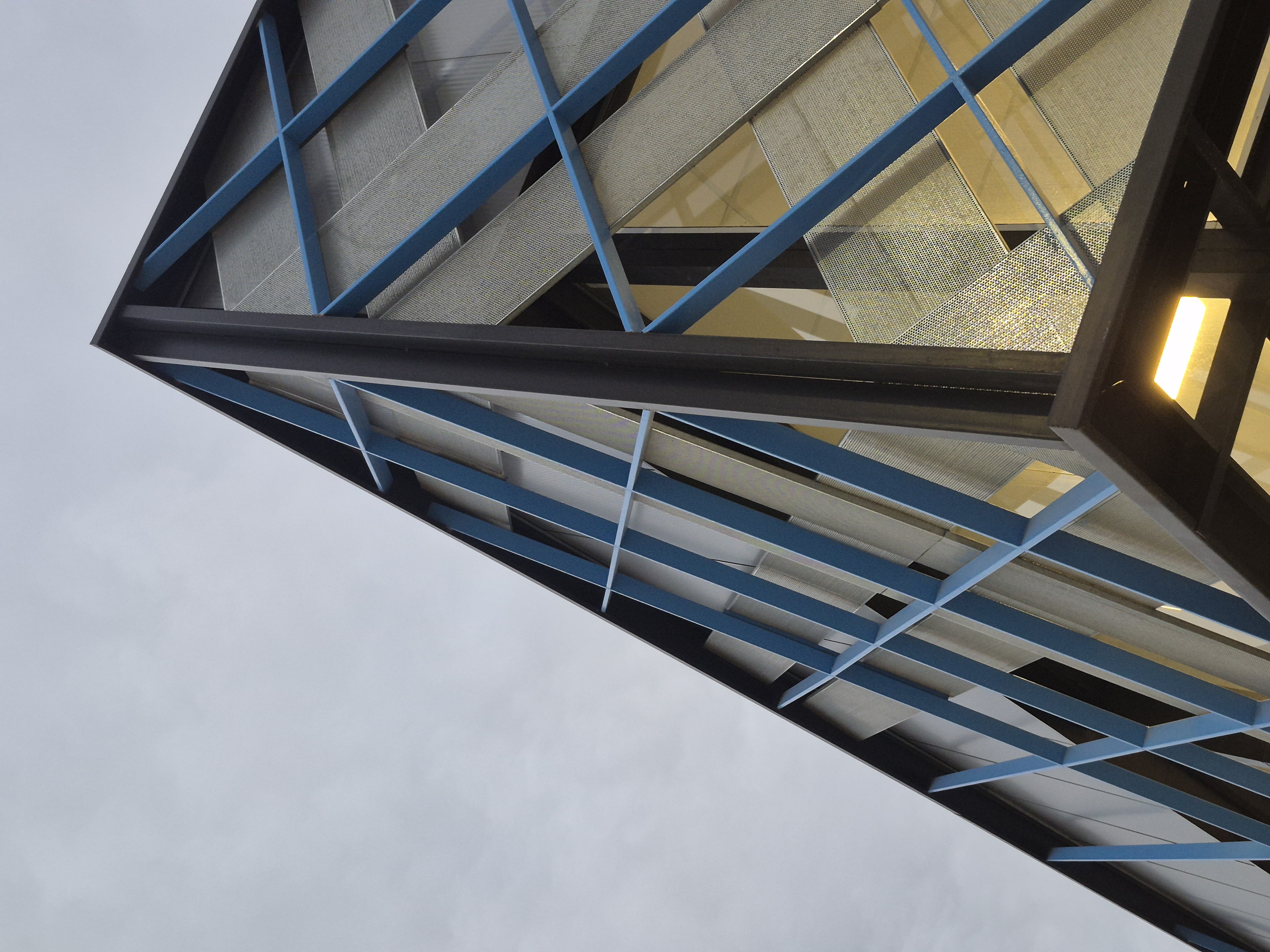 Vestuarios y lockers con diseño industrial OSB