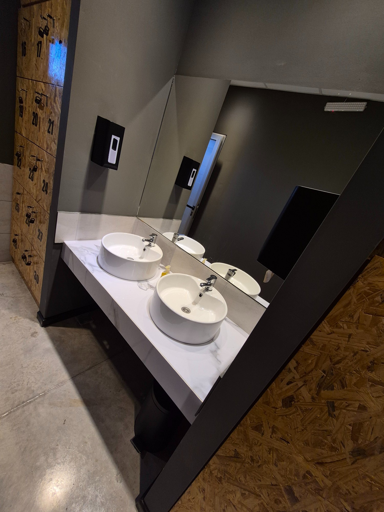 Entrada principal 360ANIMAL con puertas abiertas