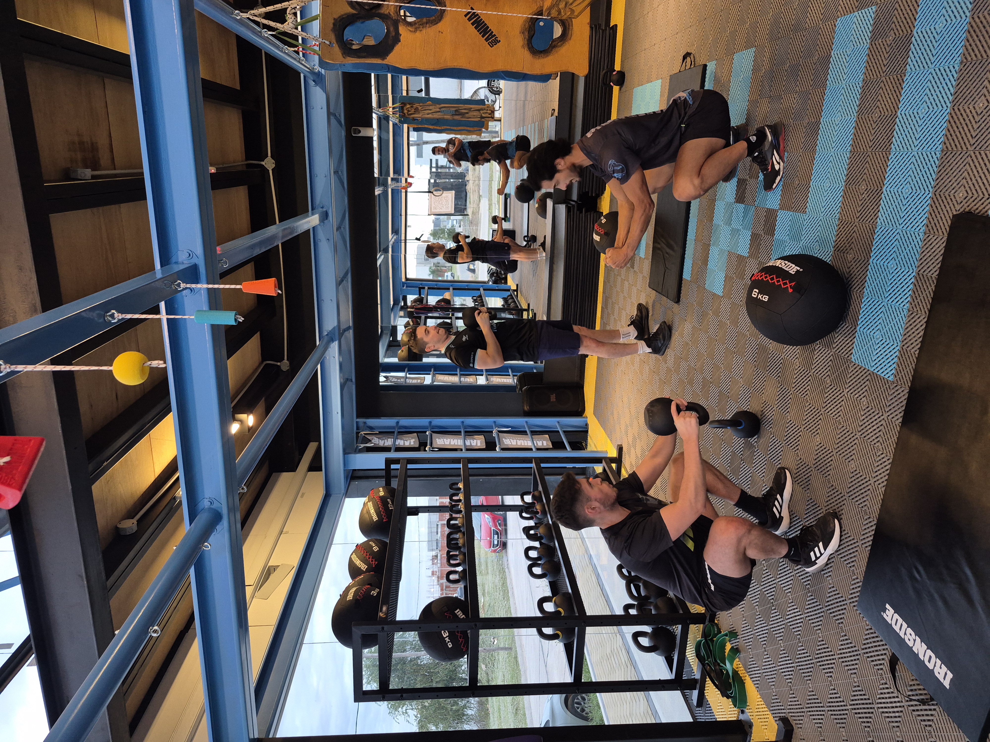 Interior completo zona de entrenamiento con mural y césped