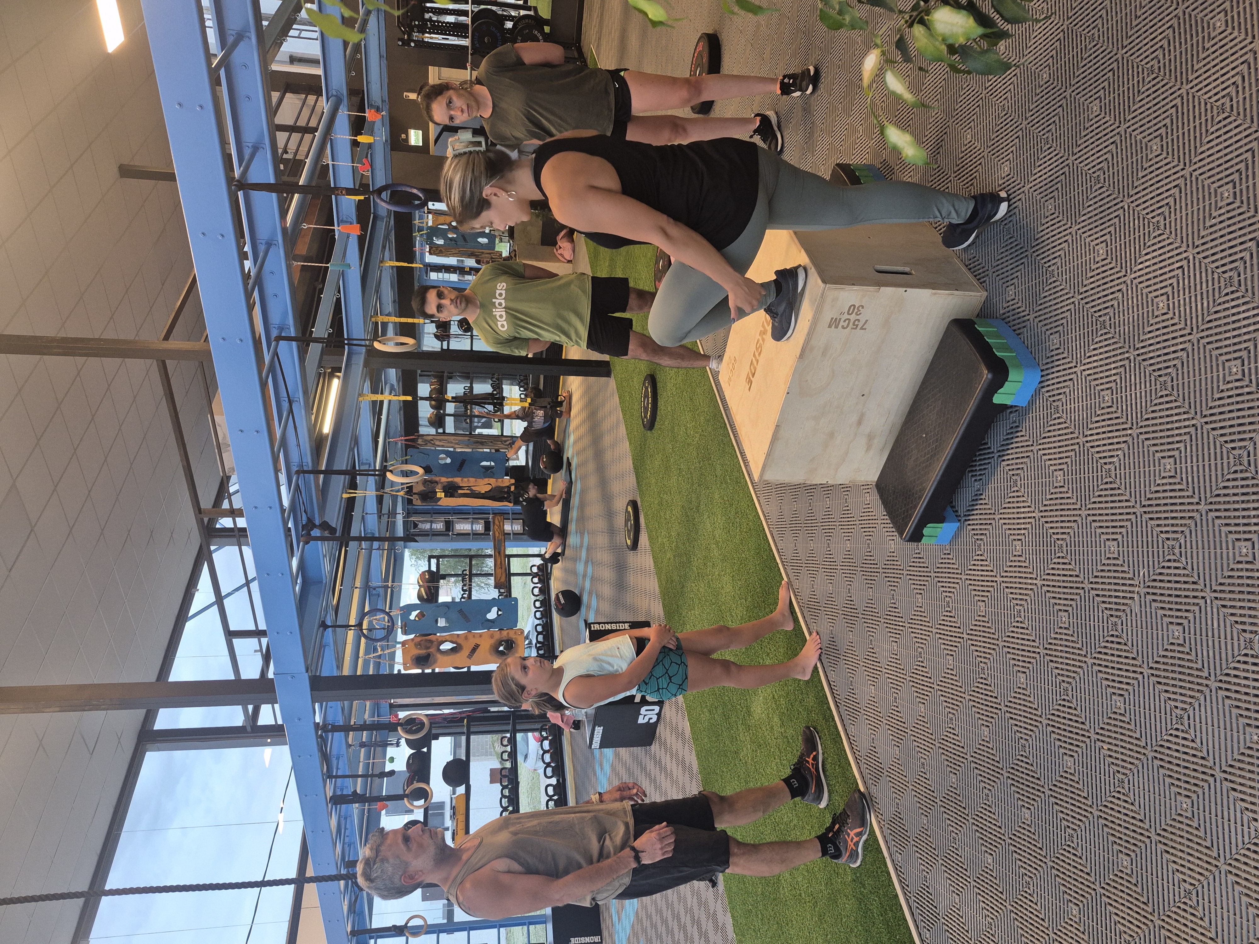 Kettlebells y medicine balls Ironside en estantería