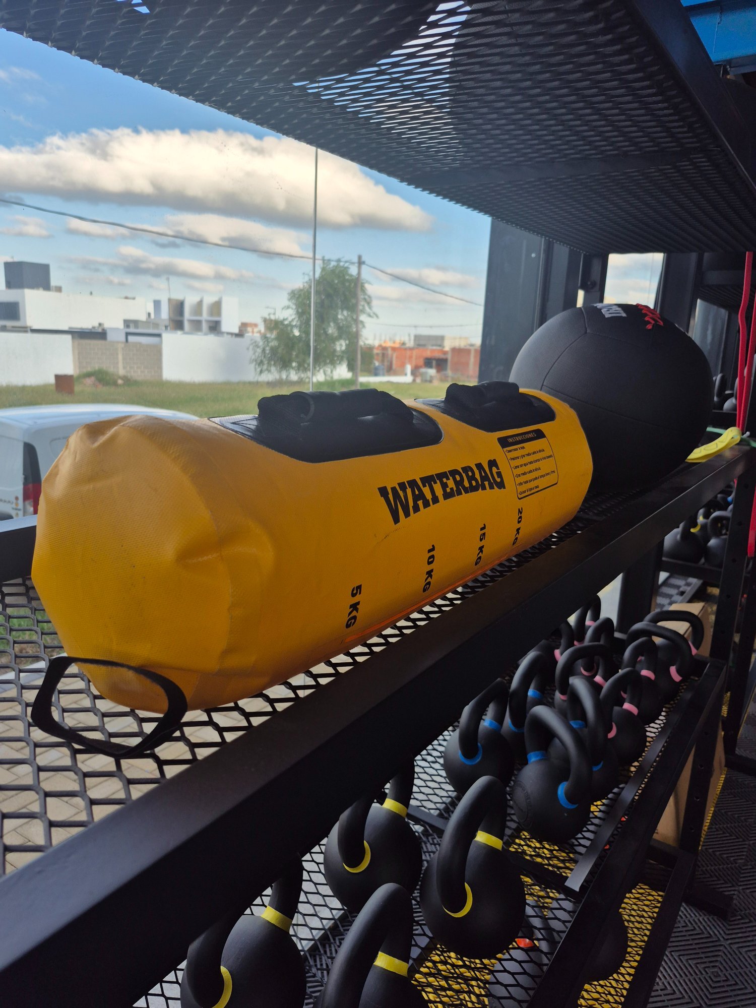 Recepción con mesada de mármol iluminada